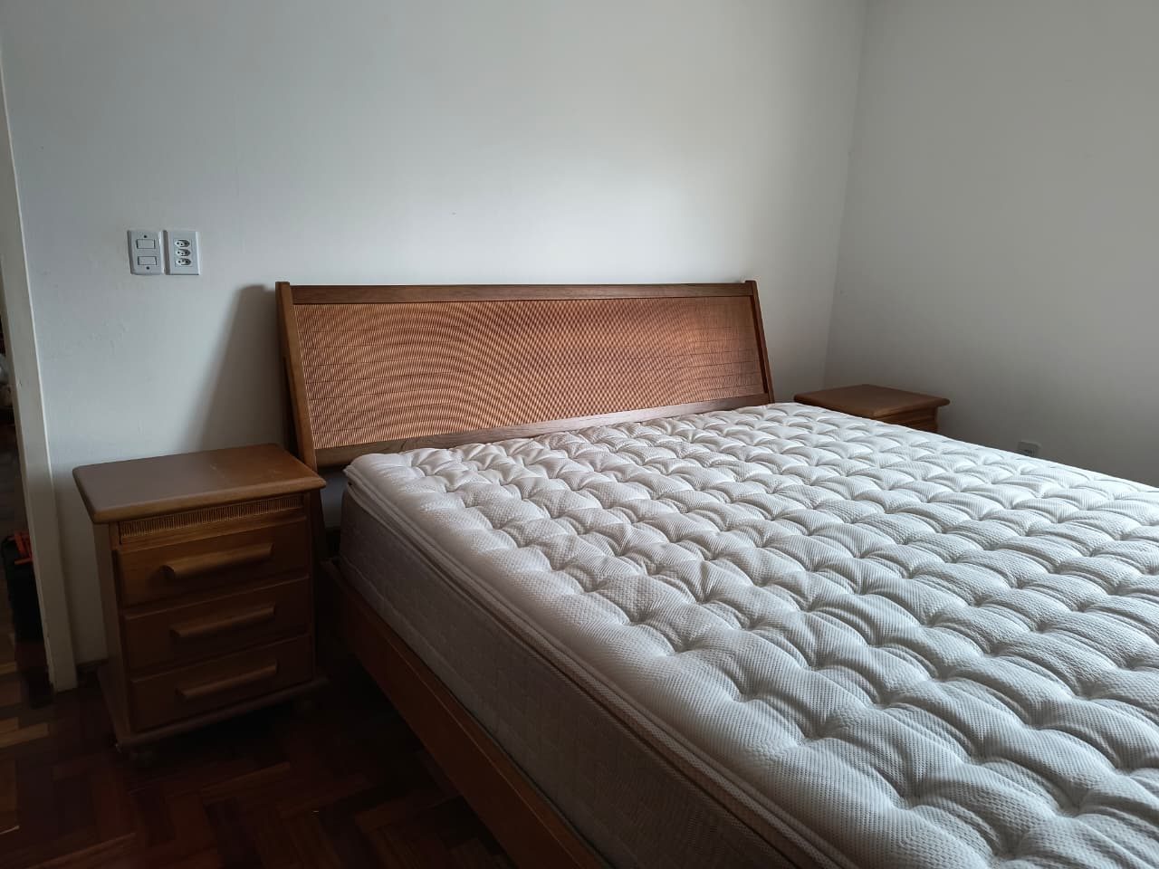 Cama com cabeceira em palhinha entregue a cliente