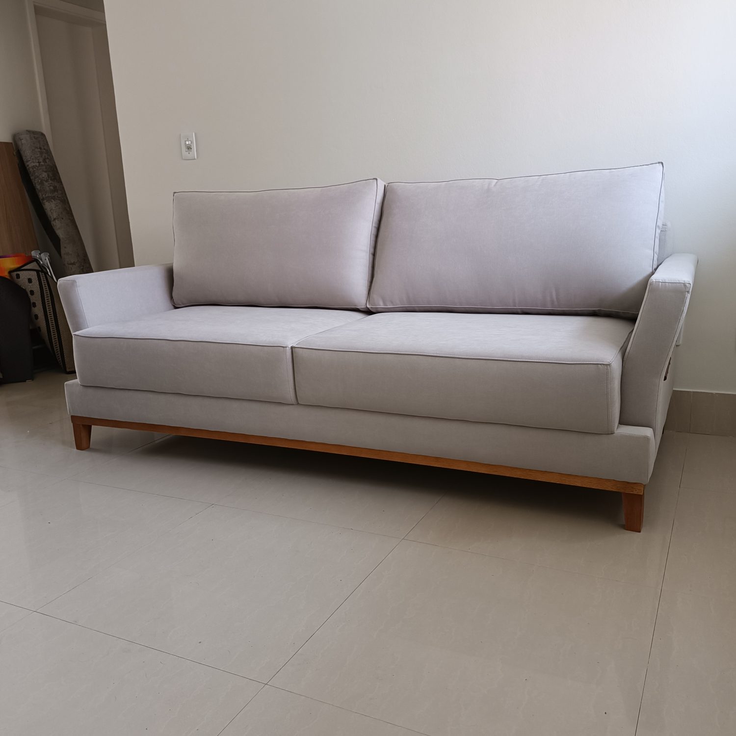 Sofá de três lugares entregue a cliente
