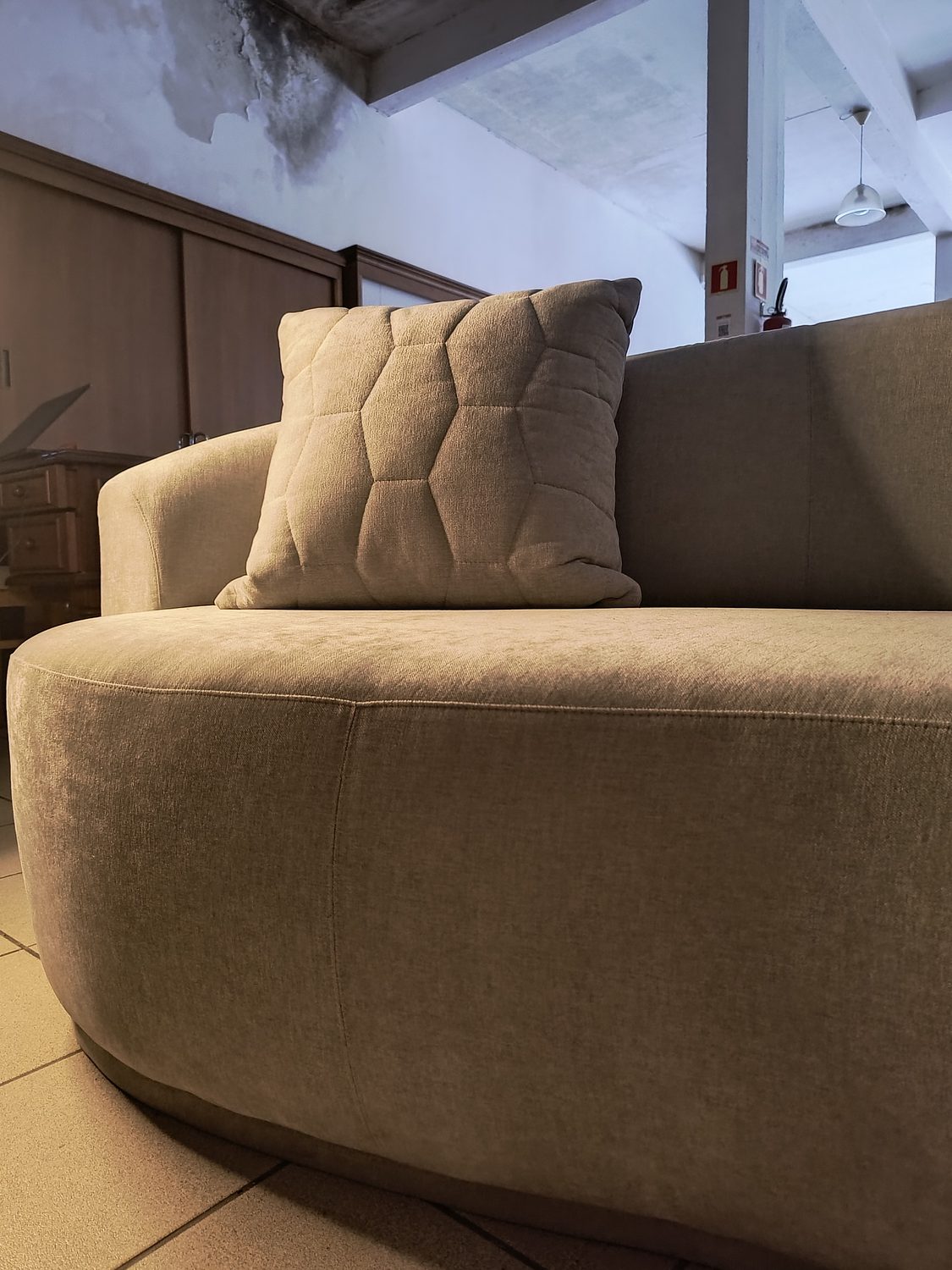 Sofá orgânico com almofada em matelassê
