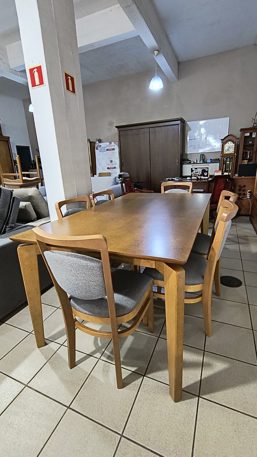 Mesa de jantar com seis lugares